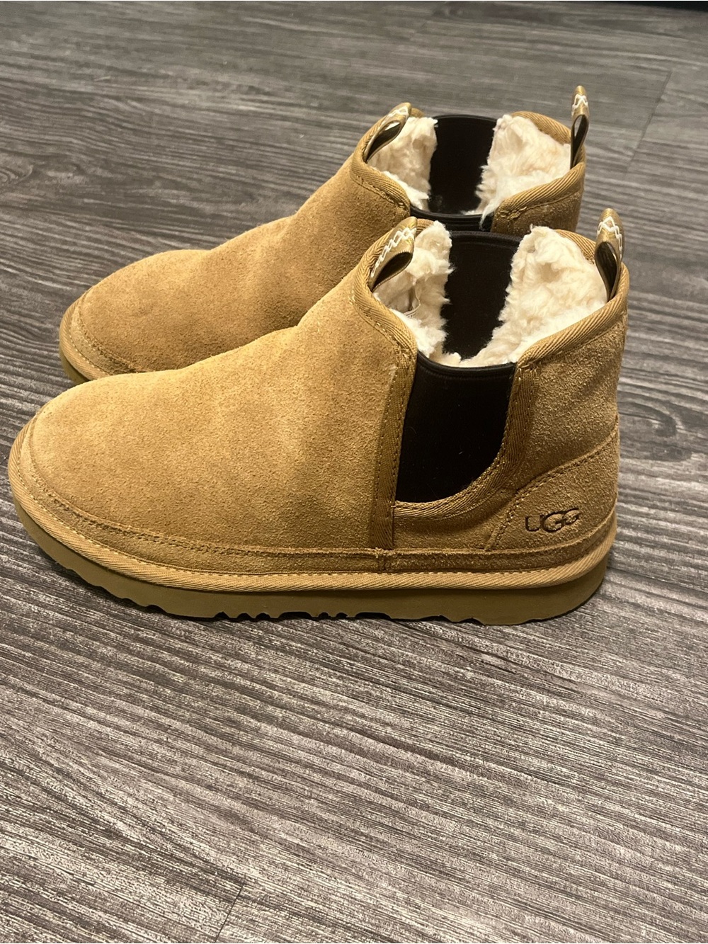 UGG Kids Neumel Chelsea Boots Chestnut Size 4 Excellent Condition - Picture 4 of 7